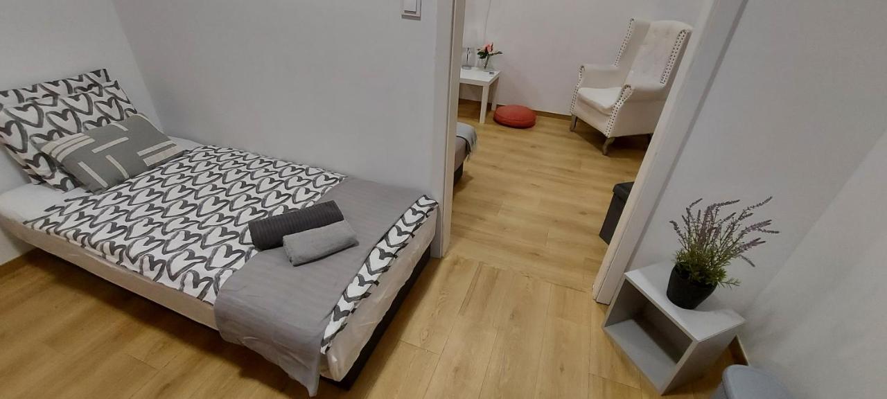 London Fog Apartment In The Party District Boedapest Buitenkant foto
